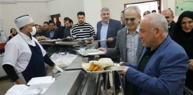 استاندار مازندران در خانه خود هم سفره با دانشجویان / دانشجو نباید دغدغه ای جز تحصیل داشته باشد.