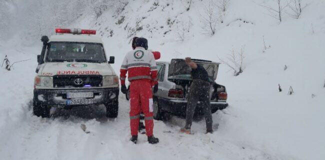 نجات ۳۴ نفر گرفتار در برف   توسط نجات گران  و امداد گران  جمعت  هلال احمر شهرستان نکا