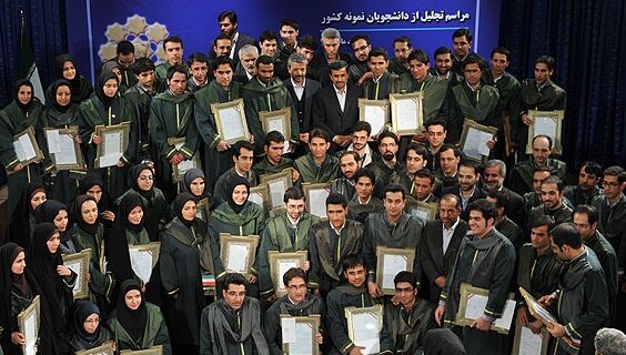 دانشجویان سرمایههای کشورند؛ مراقب باشند که وطنفروشی و آوارگی ایستگاه آخر فریبخوردگی است دانشجویان سرمایههای کشورند؛ مراقب باشند که وطنفروشی و آوارگی ایستگاه آخر فریبخوردگی است