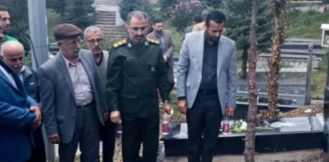 آئین عطرافشانی گلزار شهدای روستای طویدره شهرستان کلاردشت با حضور رئیس سازمان بسیج ادارات و کارمندان کشور آئین عطرافشانی گلزار شهدای روستای طویدره شهرستان کلاردشت با حضور رئیس سازمان بسیج ادارات و کارمندان کشور