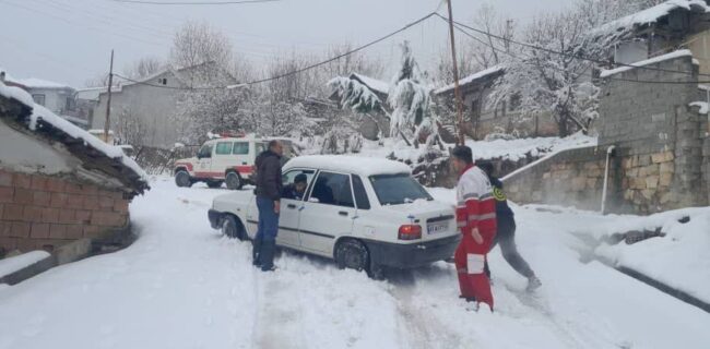 نجات ۱۴ نفر گیر افتاده در برف، در نکا