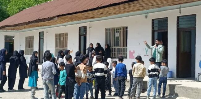 ملاخیل پوروا نکا میزبان برنامه کتاب در روستای من ملاخیل پوروا نکا میزبان برنامه کتاب در روستای من