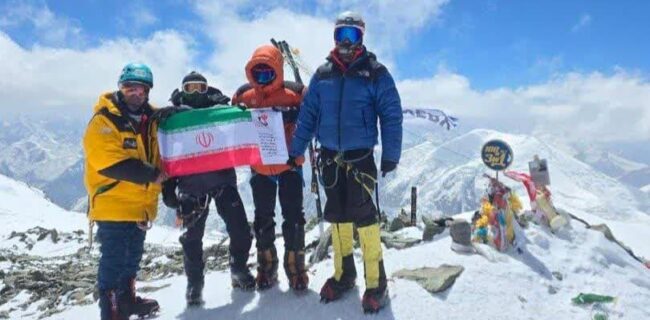 صعود جانباز مازندرانی به قله لنین و به اهتزاز در آوردن پرچم مقدس جمهوری اسلامی ایران صعود جانباز مازندرانی به قله لنین و به اهتزاز در آوردن پرچم مقدس جمهوری اسلامی ایران