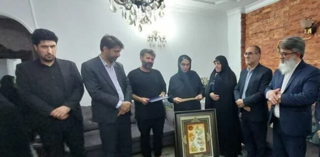 دیدار معاون تعاون و امور اجتماعی بنیاد شهید و امور ایثارگران کشور و مدیر کل بنیاد شهید مازندران با خانواده معزز شهید خزائی پول در نوشهر / شهدا زنده‌اند و در نزد خداوند روزی می‌خورند.