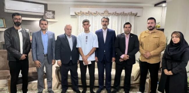 حضور رئیس فدراسیون و مدیرکل ورزش و جوانان در منزل نخستین مدال آور جهانی اسکیت 