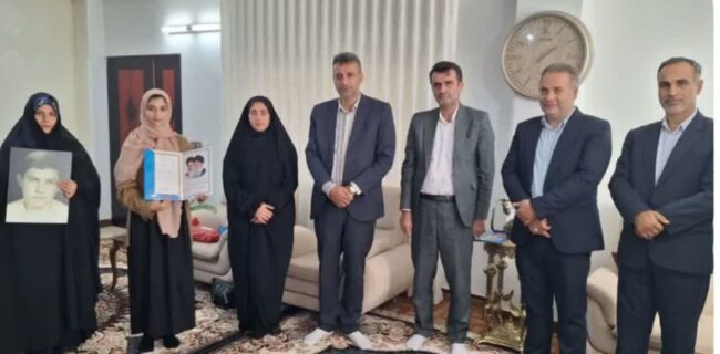 تجلیل و قدردانی  از دختر قهرمانی که مدالش را به یک پهلوان اهدا کرد تجلیل و قدردانی  از دختر قهرمانی که مدالش را به یک پهلوان اهدا کرد