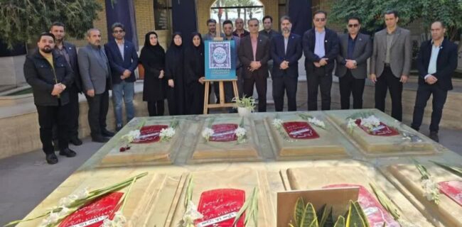 عطر افشانی و ادای احترام سرپرست اداره  کل کتابخانه های عمومی مازندران  به  شهدای خوشنام به مناسبت  آغاز هفته کتاب  در ساری 