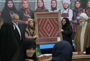 در نشست رئیسجمهور با بانوان فرهیخته مازندران صورت گرفت / دستبافتههای بومی زنان مازندرانی به رئیسجمهور اهدا شد
