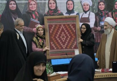 در نشست رئیسجمهور با بانوان فرهیخته مازندران صورت گرفت / دستبافتههای بومی زنان مازندرانی به رئیسجمهور اهدا شد