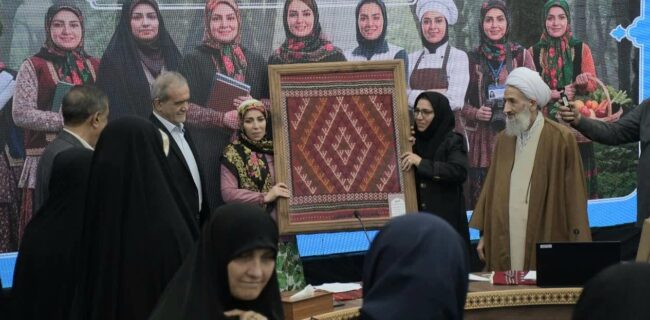 در نشست رئیس‌جمهور با بانوان فرهیخته مازندران صورت گرفت / دستبافته‌های بومی زنان مازندرانی به رئیس‌جمهور اهدا شد