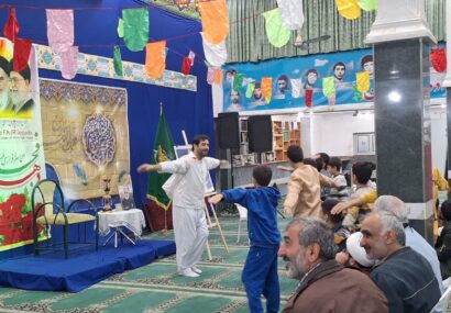 اجرای نمایش خیابانی« وقتی تخته می خندید در مازندران/ کلاس درسی که هرگز آغاز نشد، روایتی متفاوت از دانش‌آموزان بی‌دفاع