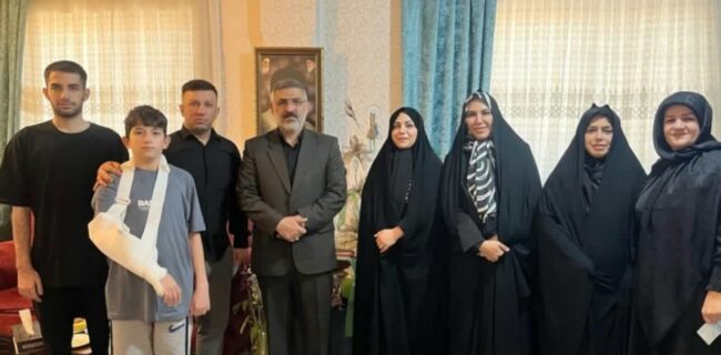 دیدار مشاور استاندار مازندران و جمعی از فرزندان شهدا با خانواده معزز شهید علیزاده  در ساری 