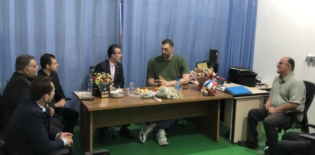 قدر دانی مدیرکل ورزش و جوانان مازندران از قهرمان والیبال نشسته جهان قدر دانی مدیرکل ورزش و جوانان مازندران از قهرمان والیبال نشسته جهان